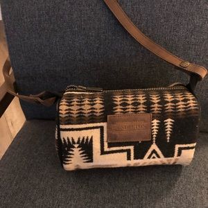 PENDLETON PILOT ROCK TRAVEL KIT WITH STRAP